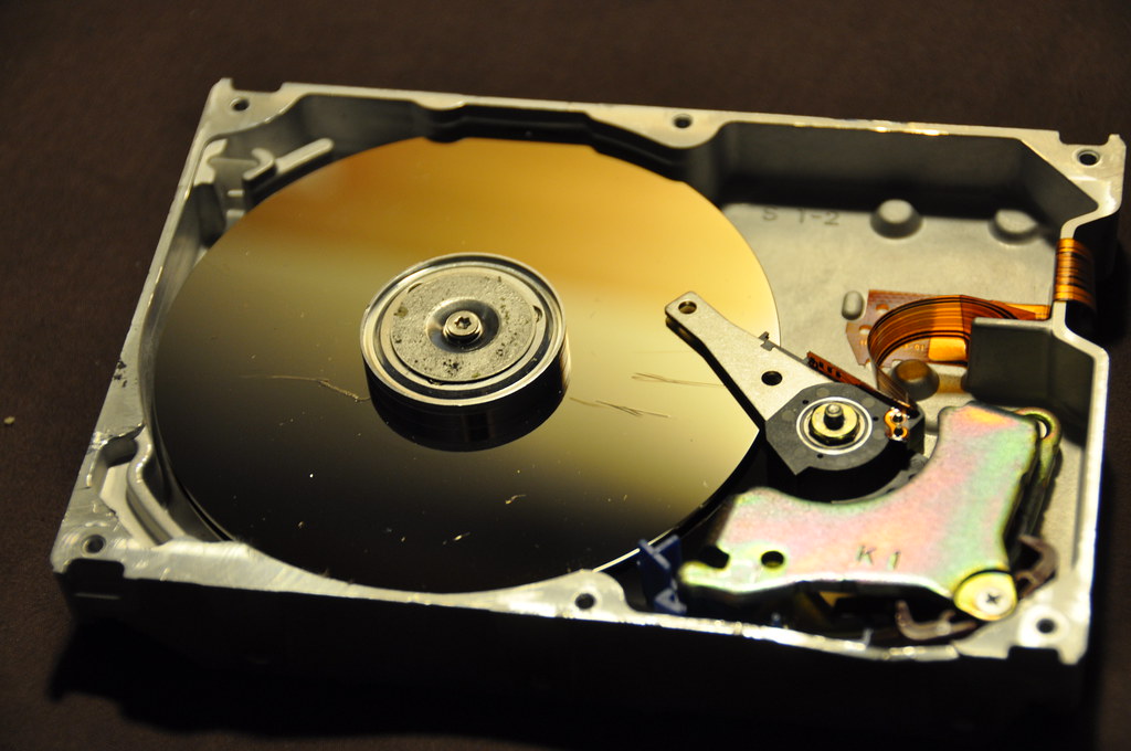 dysk zewnętrzny, chmura i laptop